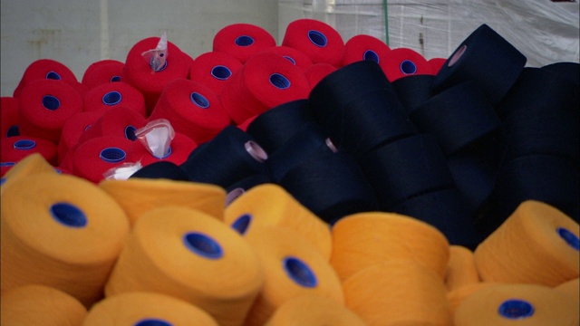 纺织厂里五颜六色的线轴装满了箱子。视频下载