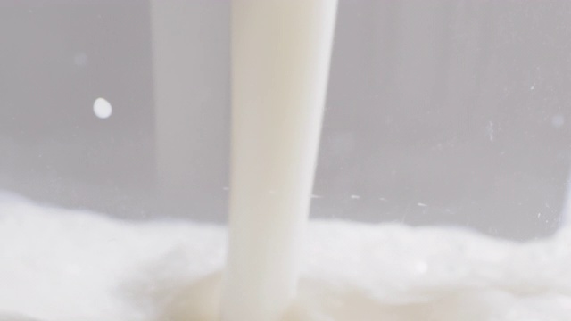 近距离拍摄的杏仁牛奶倒入一个罐子视频素材