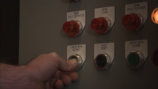拇指按下控制面板上几个红灯下方的按钮。视频下载