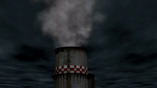 一个工业烟囱喷出污染的烟雾，映衬着戏剧性的黑暗天空视频素材