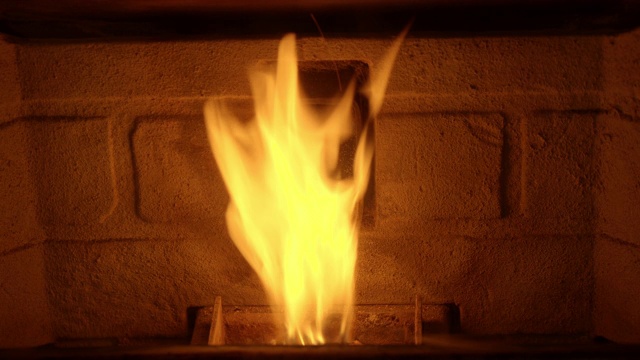 小球炉加热器中的火。视频素材