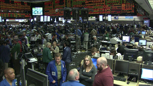 芝加哥证券交易所里挤满了交易员。视频下载