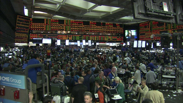 芝加哥证券交易所挤满了投资者。视频下载