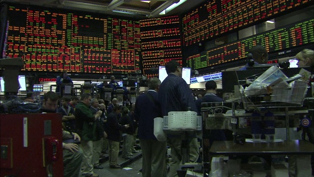 在芝加哥证券交易所的大厅里，股票市场的董事会围绕着交易员。视频下载