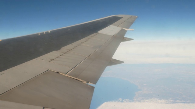 白云下的飞机机翼视频素材