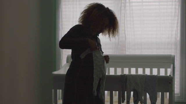 剪影的一个期待多民族妇女玩连体衣在婴儿的托儿所视频素材