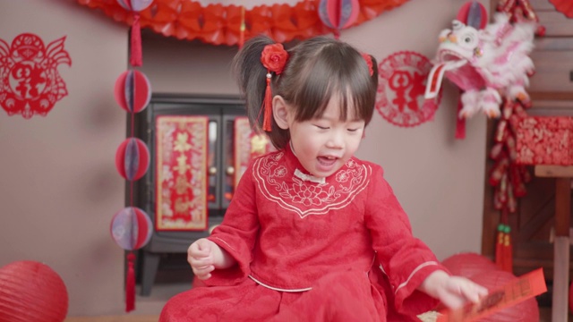 蹒跚学步的小女孩穿着传统服装庆祝中国新年视频下载