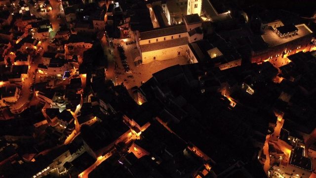 意大利，联合国教科文组织的马泰拉城之夜鸟瞰图视频下载