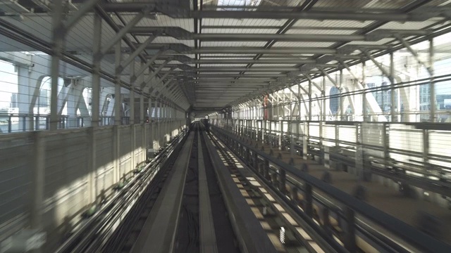 日本东京台场线的自动列车速度很快视频素材