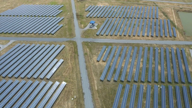 4K鸟瞰图的太阳能电池板农场，使清洁电力。股票视频视频素材