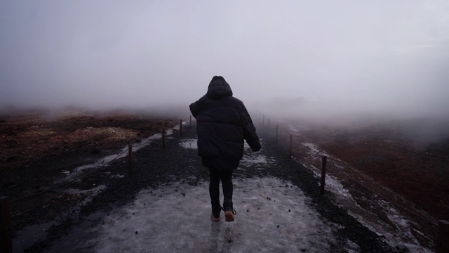 在冰岛的浓雾中行走视频素材