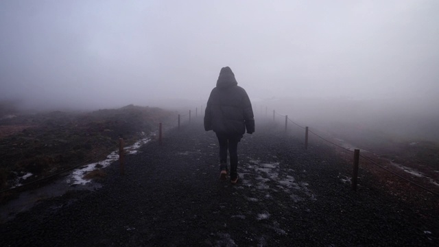 在冰岛的浓雾中行走视频下载