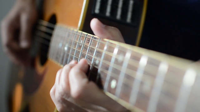 玩木吉他视频素材