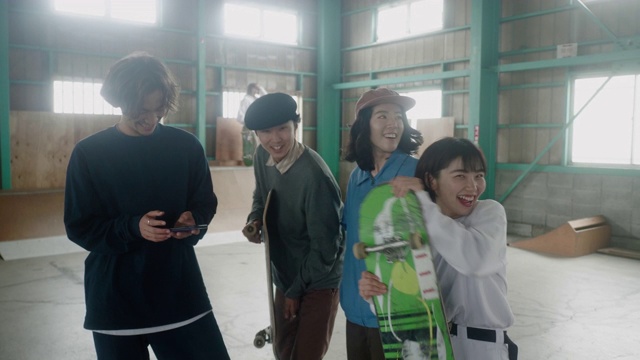 日本人,女性,滑板运动,步行视频素材