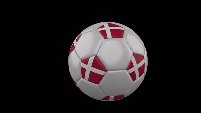 丹麦国旗上飞行的足球透明背景，阿尔法频道视频素材