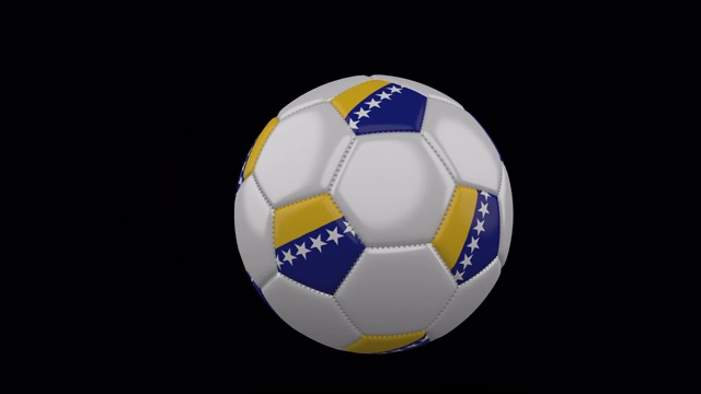 波斯尼亚和黑塞哥维那的旗帜上飞行的足球透明背景，阿尔法频道视频素材