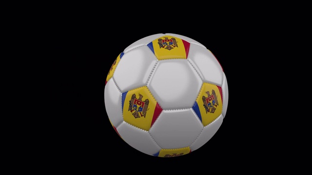 透明背景，阿尔法频道，摩尔多瓦国旗上的足球视频素材