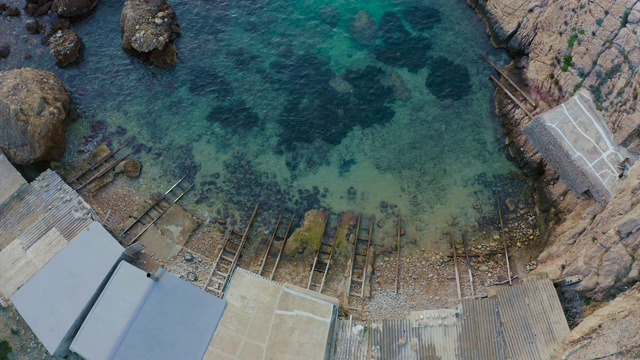 伊比沙岛一些泊位的鸟瞰图。4K视频素材