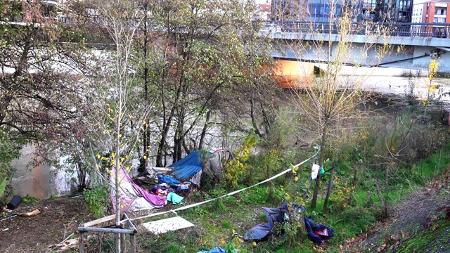 无家可归者在市中心河边的帐篷视频素材