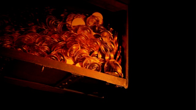 金币在火光中从箱子里倾泻出来视频下载