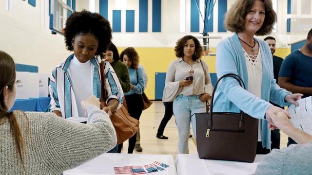 一组选民在投票站领取选票视频下载