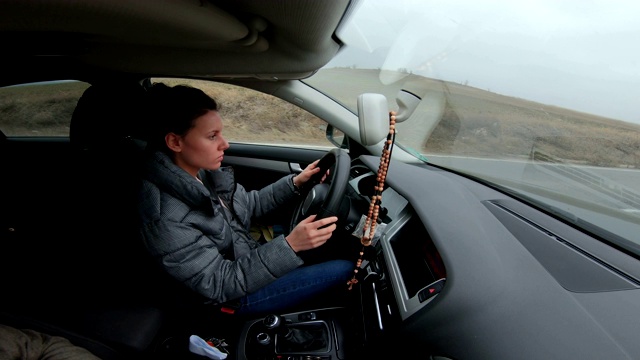 年轻女子驾驶着一辆快乐的汽车，脸上带着愉快的积极表情开车去旅行视频素材