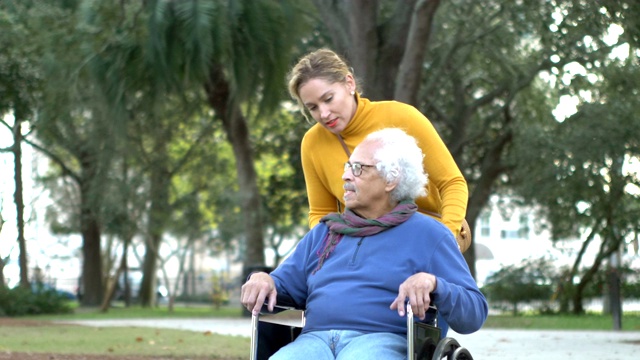 坐轮椅的西班牙裔老人，还有成年女儿视频素材
