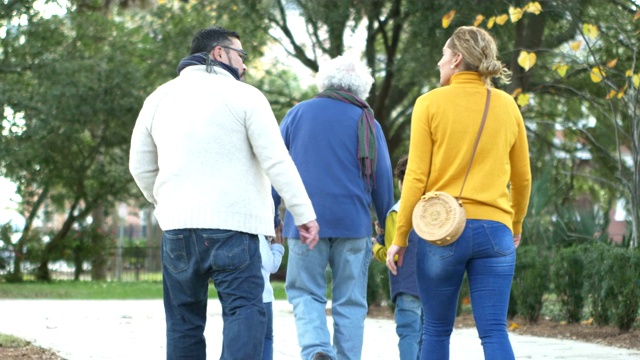 三代西班牙人一起散步视频素材