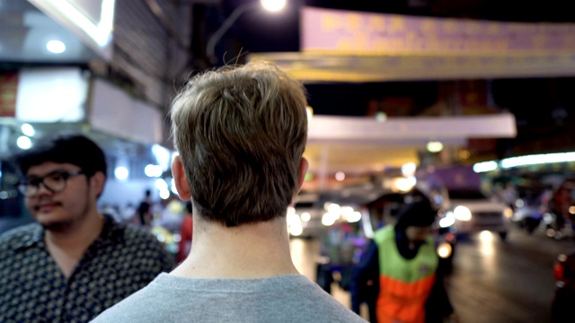 商业上可用的跟随拍摄的游客走过拥挤的街道曼谷唐人街在晚上视频下载