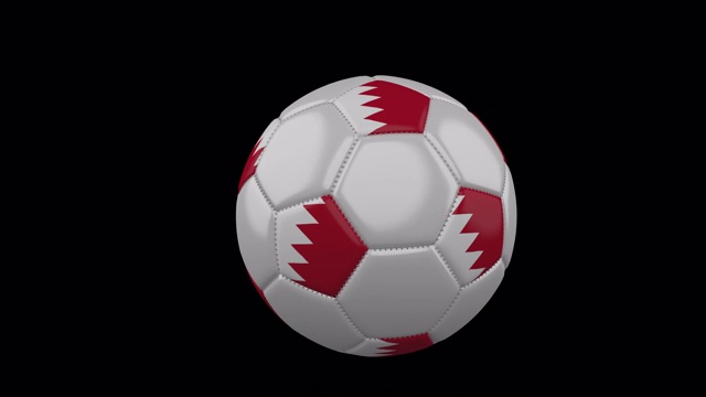 巴林旗帜上的飞行足球透明背景，阿尔法频道视频素材