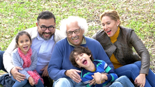 祖孙三代，西班牙人一家三口，放声大笑视频素材