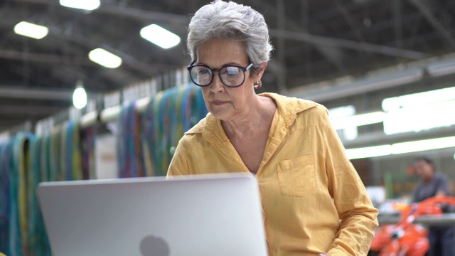 女性在工业中使用笔记本电脑的肖像视频下载