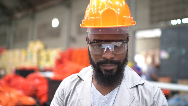 一个男人在工厂里的肖像视频下载