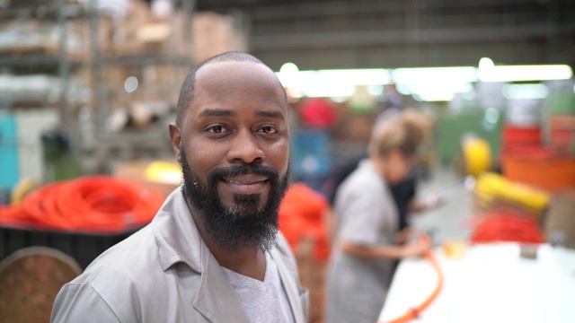 一个在工业中工作的男人的肖像视频素材