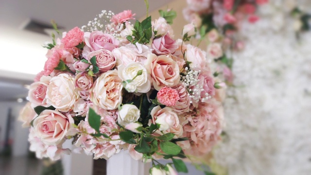 用一束鲜花装饰婚礼。视频素材
