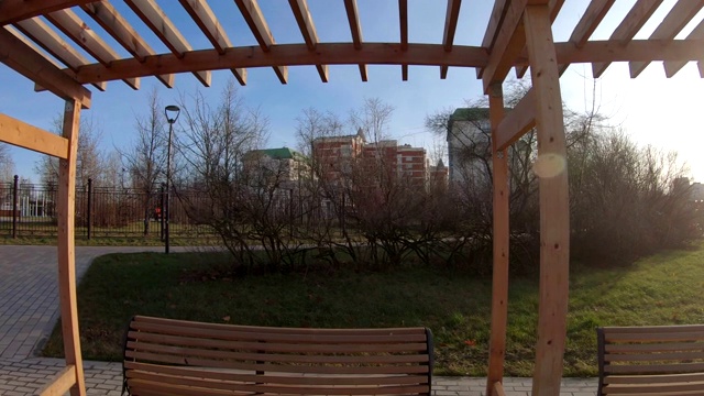 城市公园里的木凉棚视频下载