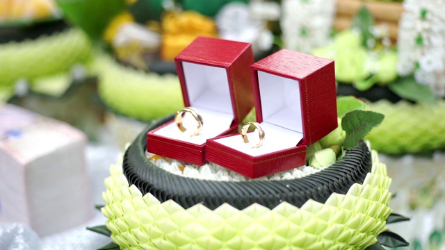 CU多莉右相机的结婚戒指上的红色盒子。视频素材