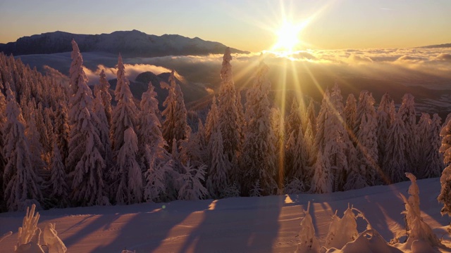 4k剪辑与日落的山区景观在冬季。视频素材