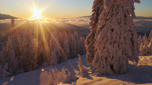 4k剪辑与日落的山区景观在冬季。视频素材