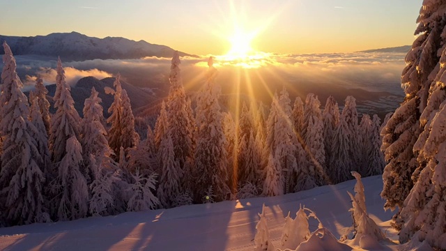 时间流逝剪辑与日落的山区景观在冬季。视频素材