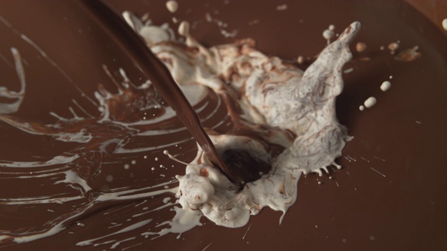用超慢动作将白牛奶倒入巧克力中视频下载