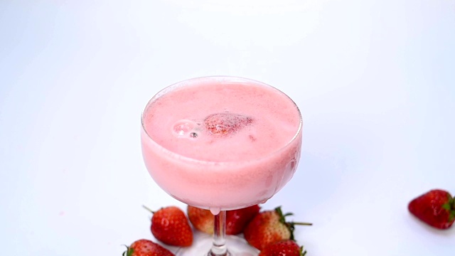 草莓水果放入玻璃杯视频素材
