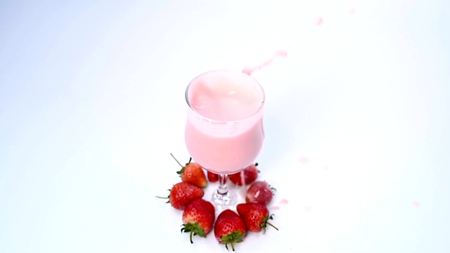 草莓水果放入玻璃杯视频素材