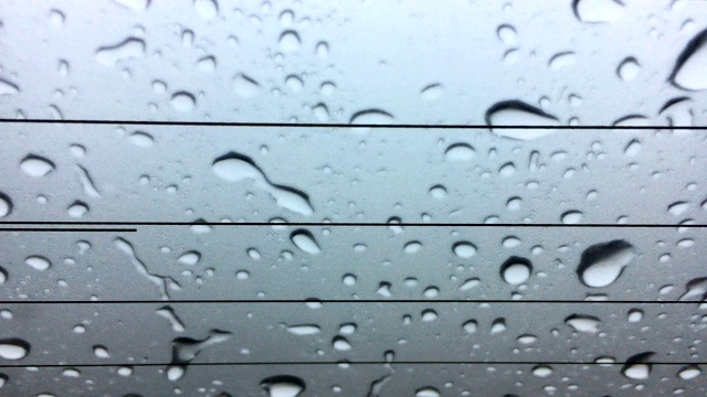 雨落在窗户上视频素材