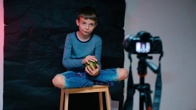 一个儿童博主制作了一个关于芒果的视频。年代视频素材