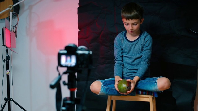 这个男孩在一个视频博客里谈论一个大鳄梨。视频下载