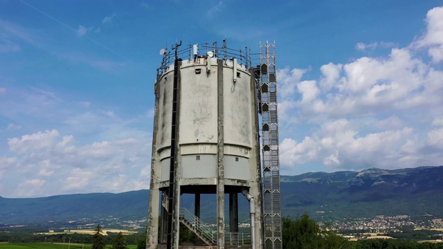鸟瞰图，停用的水塔Chouilly，萨蒂尼，瑞士日内瓦州视频下载