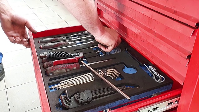 机械手在红色金属盒中折叠工作工具的特写视频下载