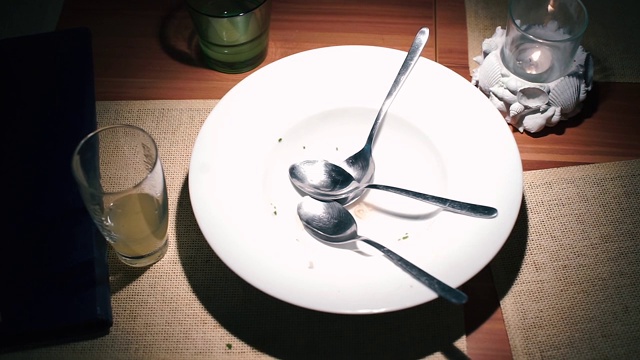 3把勺子放在餐馆桌子上的空盘子里视频下载