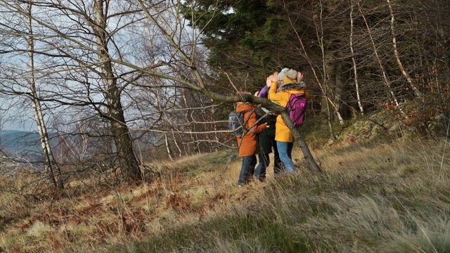 一家人在美丽的大自然中徒步旅行视频素材